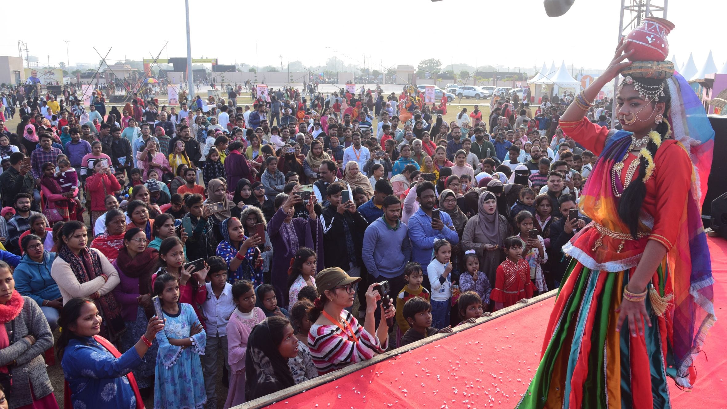 नुक्कड़ नाटकों और कठपुतली नृत्य ने माहौल को बनाए रखा जीवंत