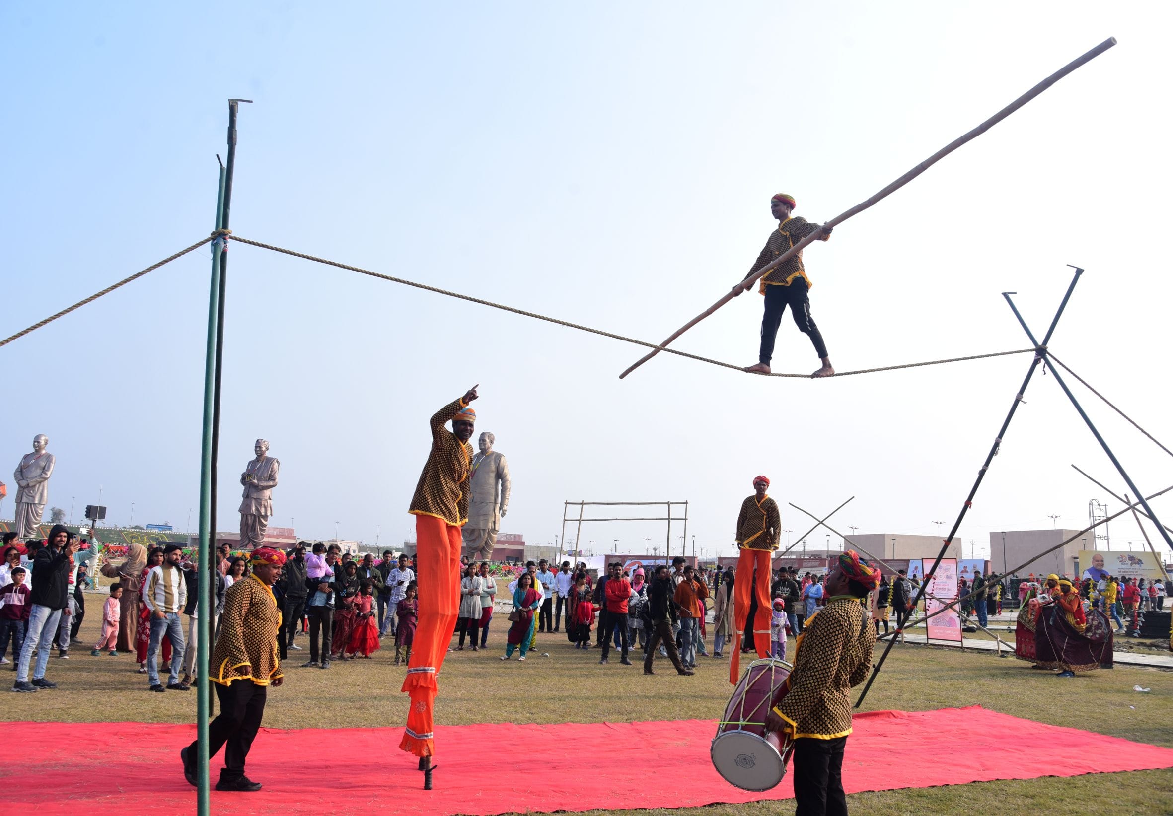 नुक्कड़ नाटकों और कठपुतली नृत्य ने माहौल को बनाए रखा जीवंत