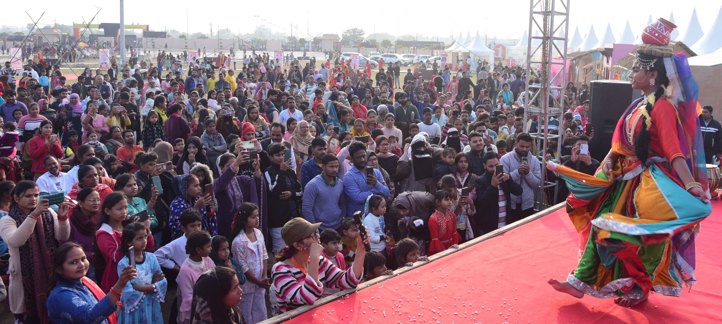 नुक्कड़ नाटकों और कठपुतली नृत्य ने माहौल को बनाए रखा जीवंत