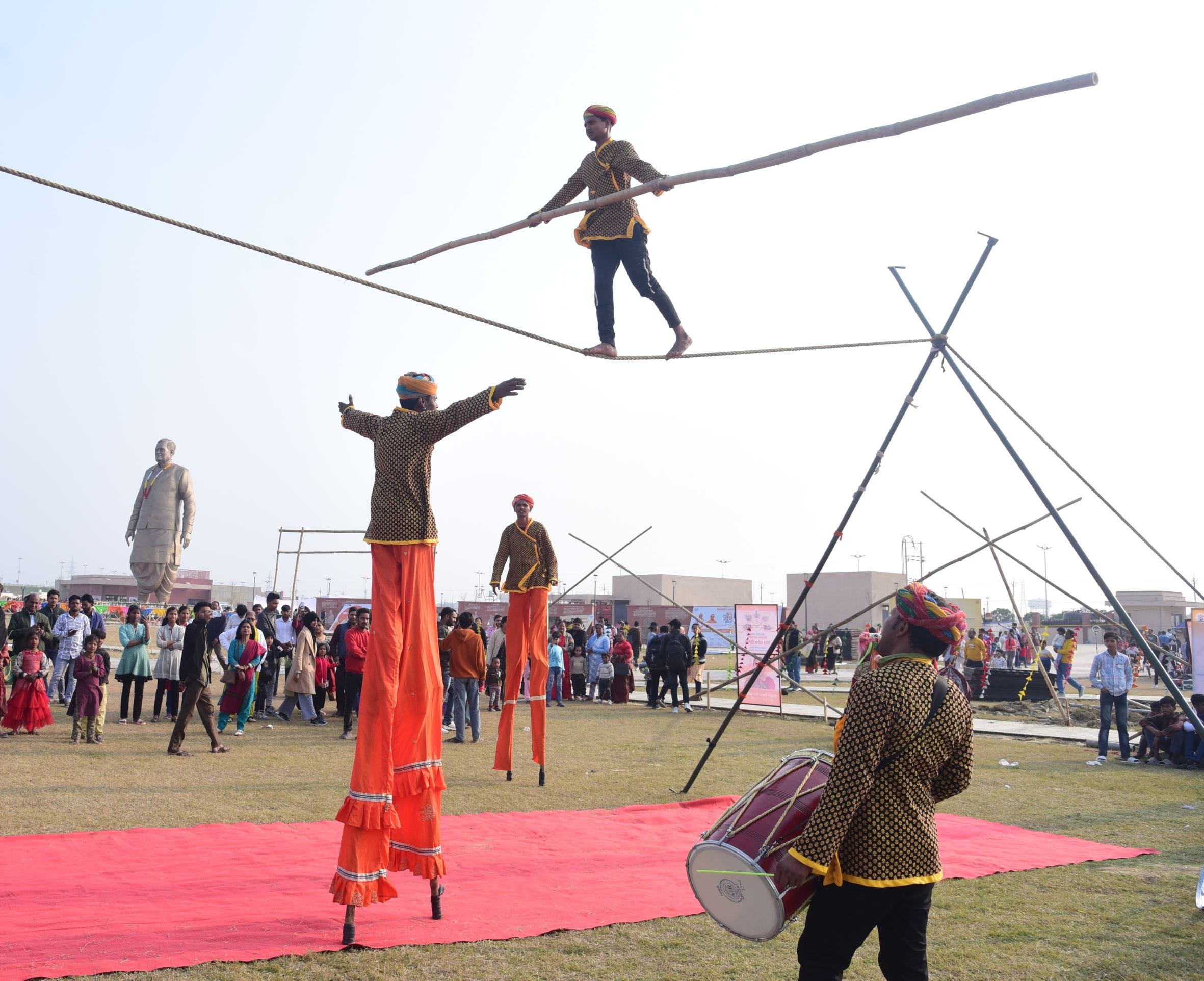 नुक्कड़ नाटकों और कठपुतली नृत्य ने माहौल को बनाए रखा जीवंत
