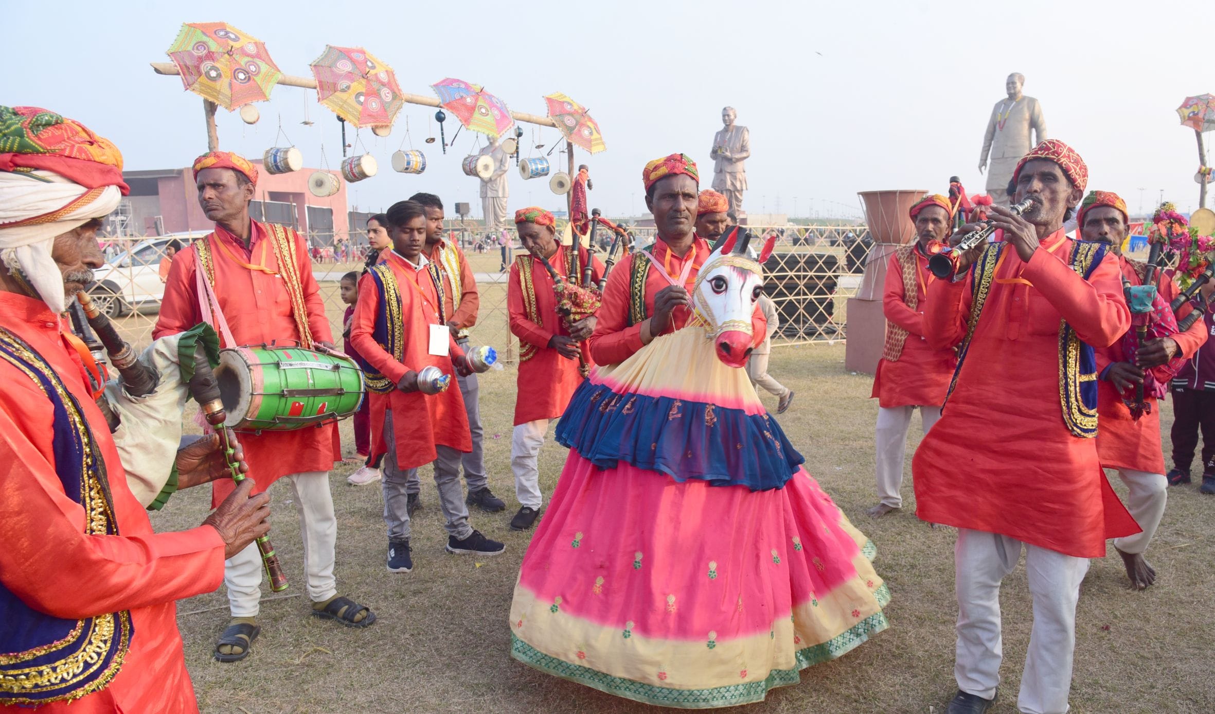 नुक्कड़ नाटकों और कठपुतली नृत्य ने माहौल को बनाए रखा जीवंत