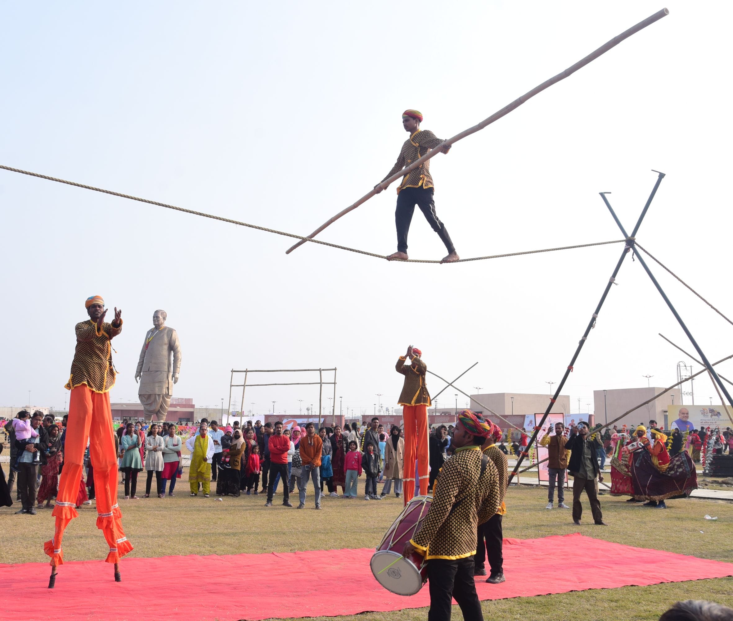 नुक्कड़ नाटकों और कठपुतली नृत्य ने माहौल को बनाए रखा जीवंत