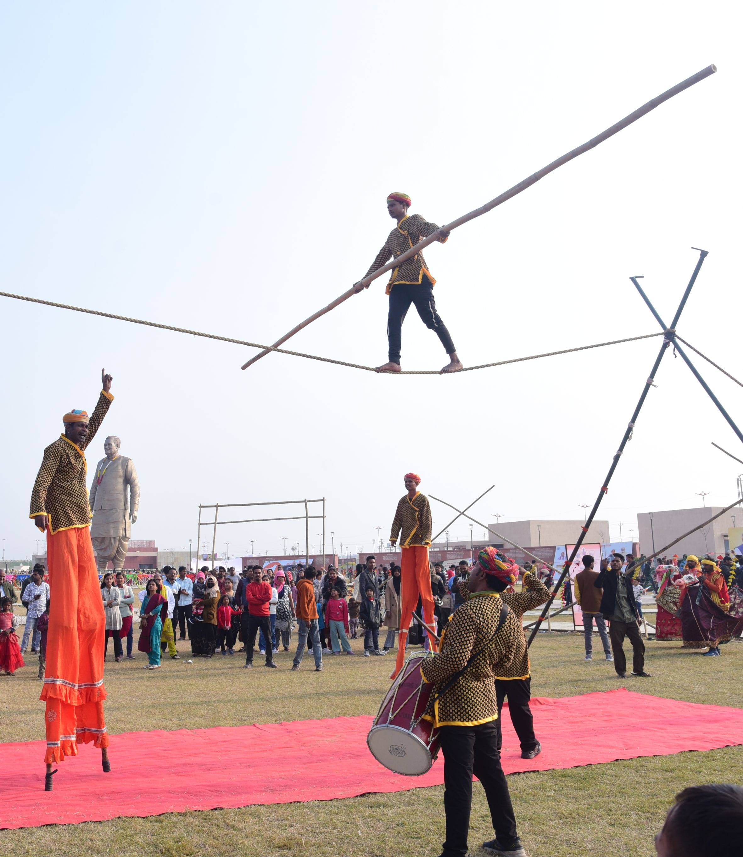 नुक्कड़ नाटकों और कठपुतली नृत्य ने माहौल को बनाए रखा जीवंत