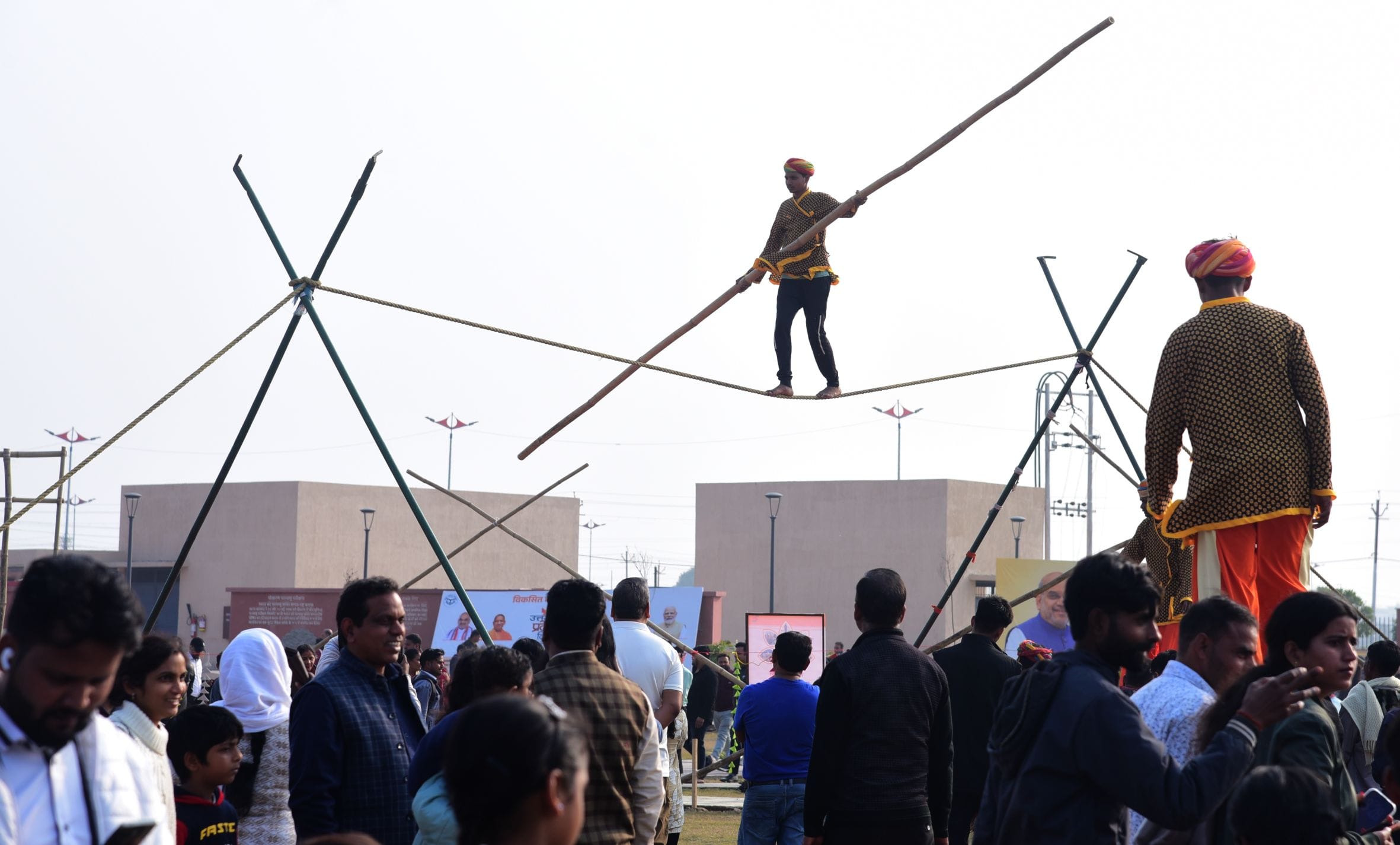 नुक्कड़ नाटकों और कठपुतली नृत्य ने माहौल को बनाए रखा जीवंत