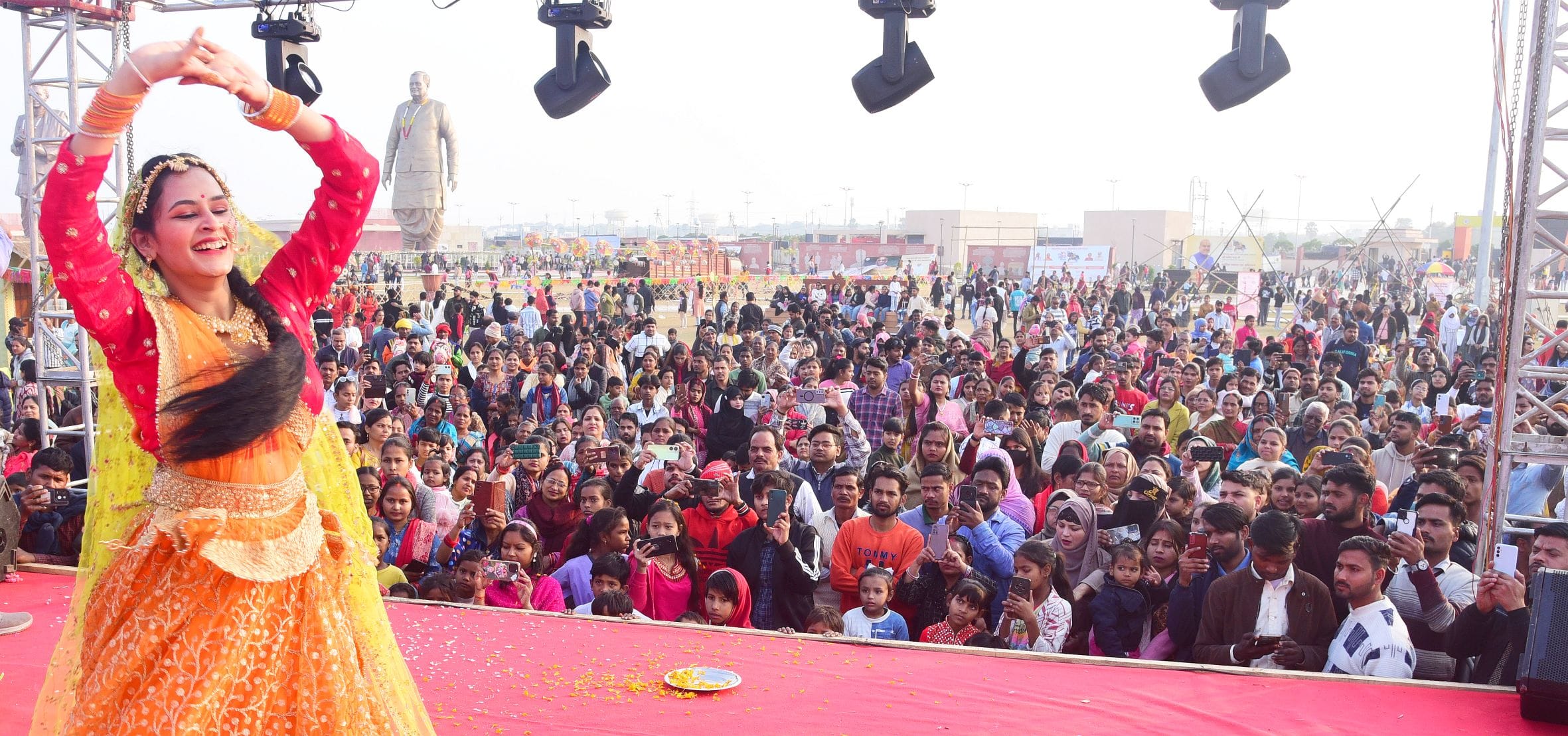 नुक्कड़ नाटकों और कठपुतली नृत्य ने माहौल को बनाए रखा जीवंत
