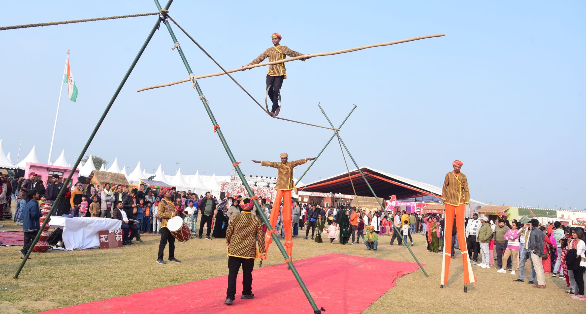 नुक्कड़ नाटकों और कठपुतली नृत्य ने माहौल को बनाए रखा जीवंत