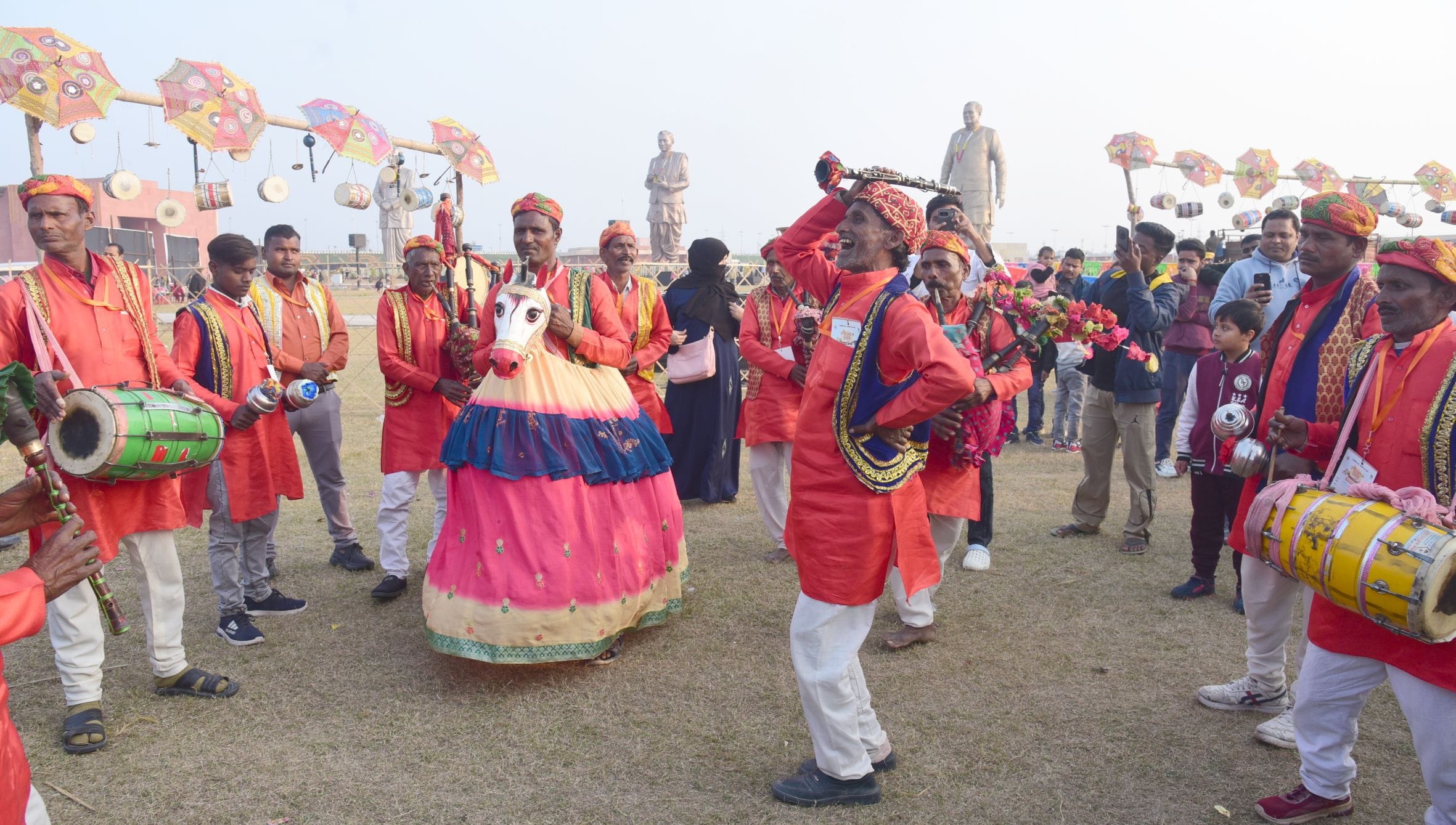 नुक्कड़ नाटकों और कठपुतली नृत्य ने माहौल को बनाए रखा जीवंत