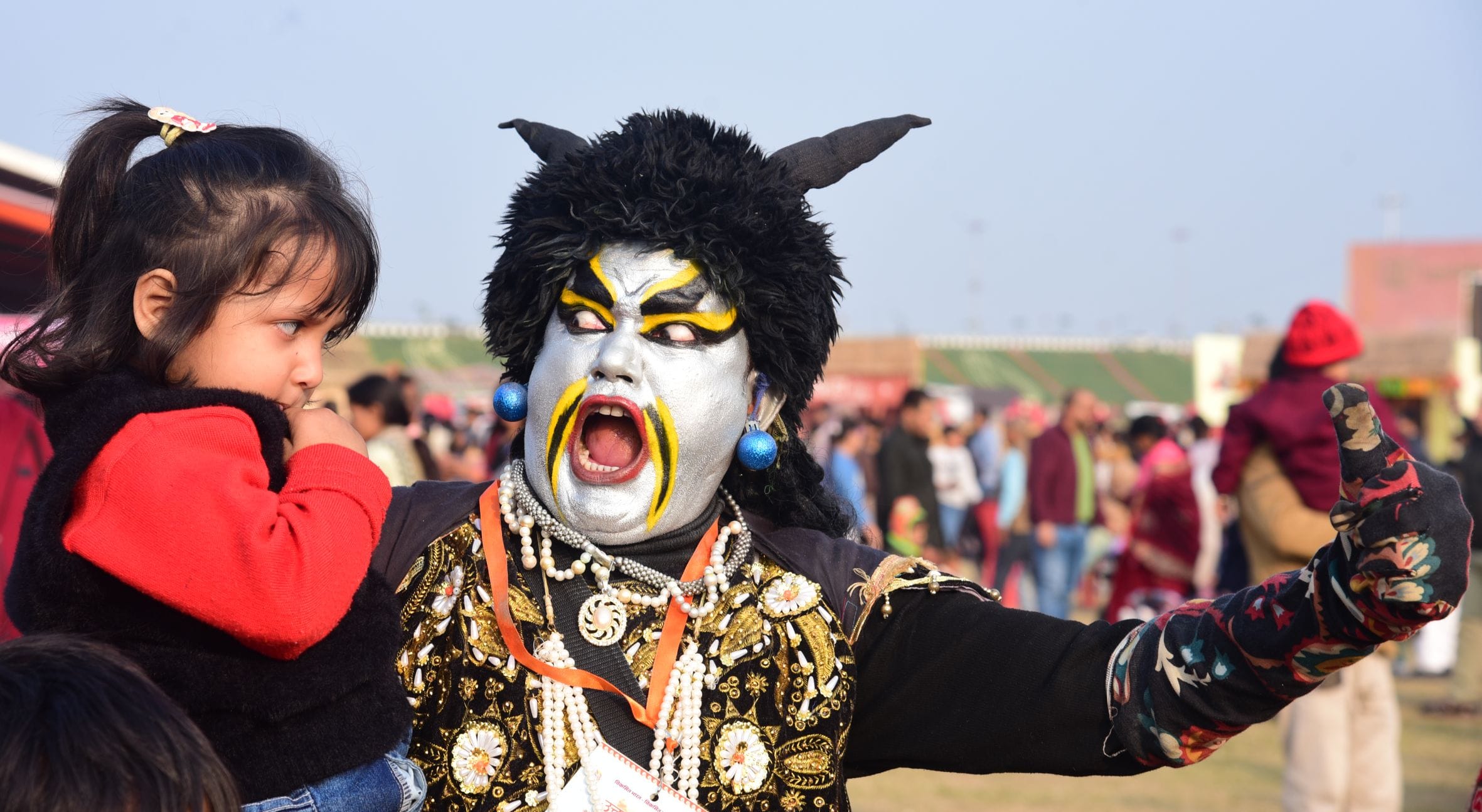 नुक्कड़ नाटकों और कठपुतली नृत्य ने माहौल को बनाए रखा जीवंत