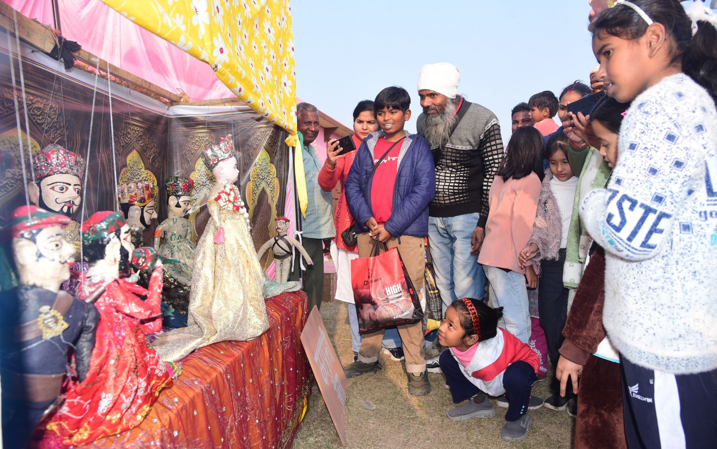 नुक्कड़ नाटकों और कठपुतली नृत्य ने माहौल को बनाए रखा जीवंत