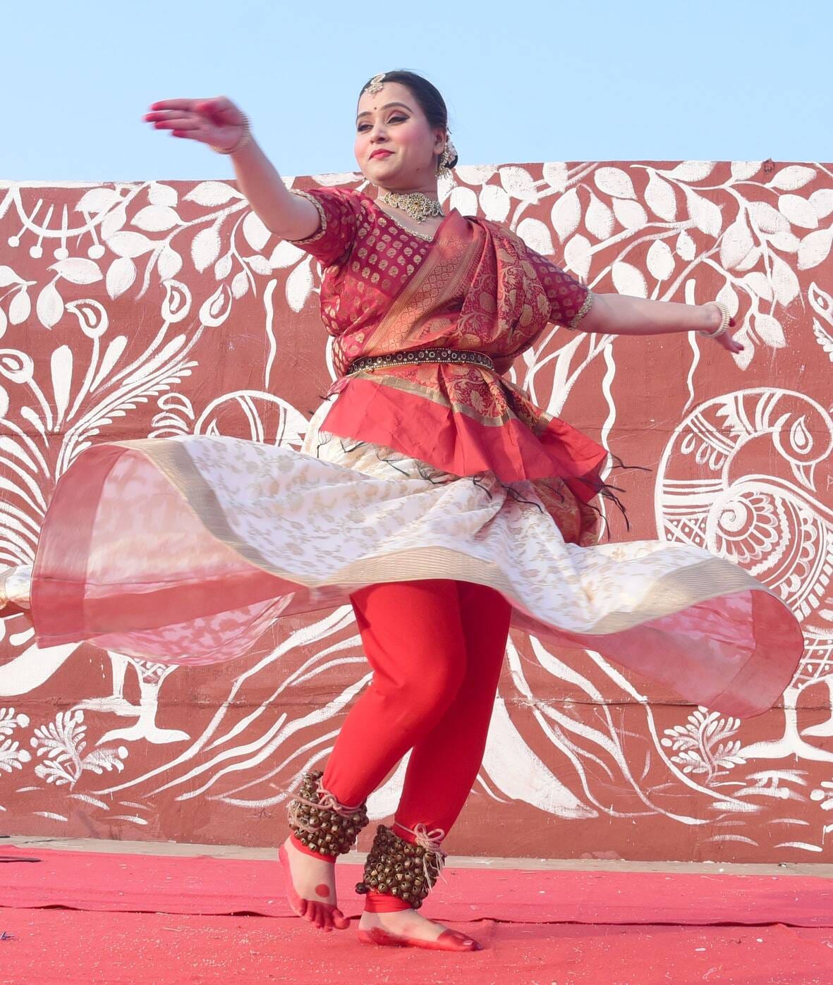 नुक्कड़ नाटकों और कठपुतली नृत्य ने माहौल को बनाए रखा जीवंत