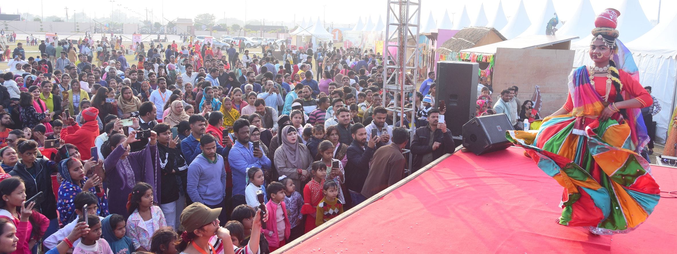 नुक्कड़ नाटकों और कठपुतली नृत्य ने माहौल को बनाए रखा जीवंत