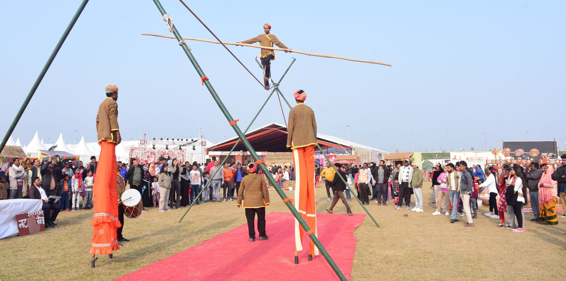 नुक्कड़ नाटकों और कठपुतली नृत्य ने माहौल को बनाए रखा जीवंत