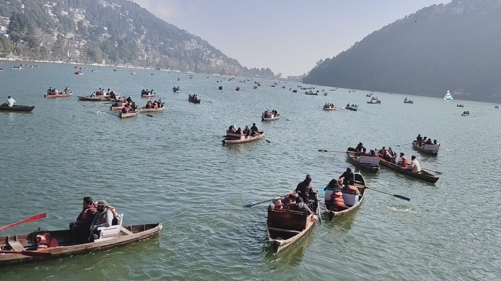 नैनीताल में नौकायन के लिए लगी भीड़। संवाद नैनीताल में नौकायन के लिए लगी भीड़। संवाद