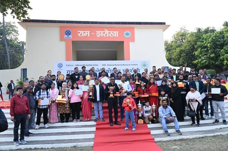 राष्ट्रीय वनस्पति अनुसंधान संस्थान के बॉटैनिकल गार्डन में आयोजित गुलाब व ग्लैडियोलस प्रदर्शनी म