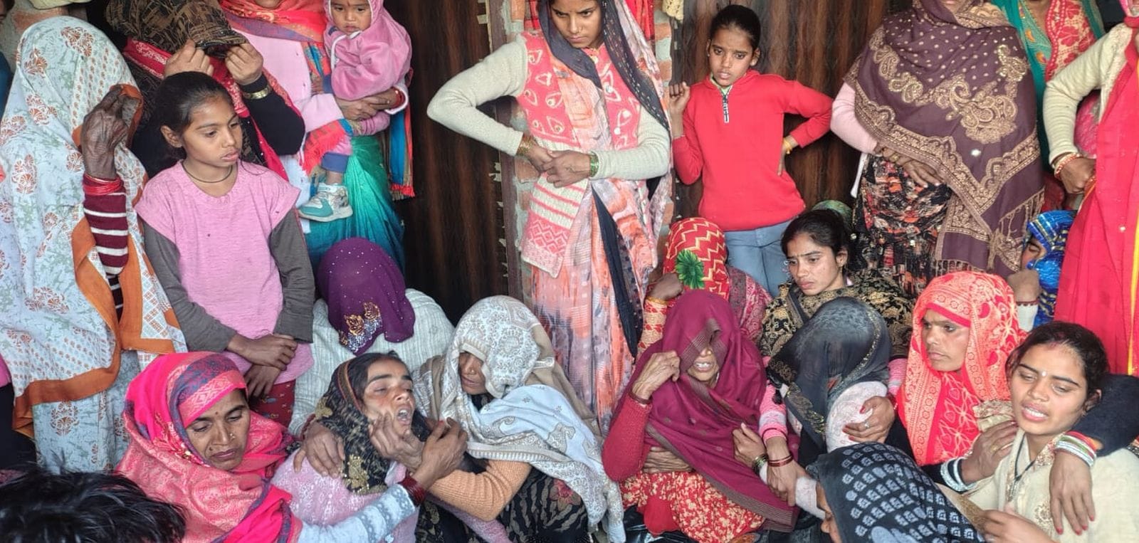 राते बिलखते मेहरबान के परिजन। संवाद राते बिलखते मेहरबान के परिजन। संवाद