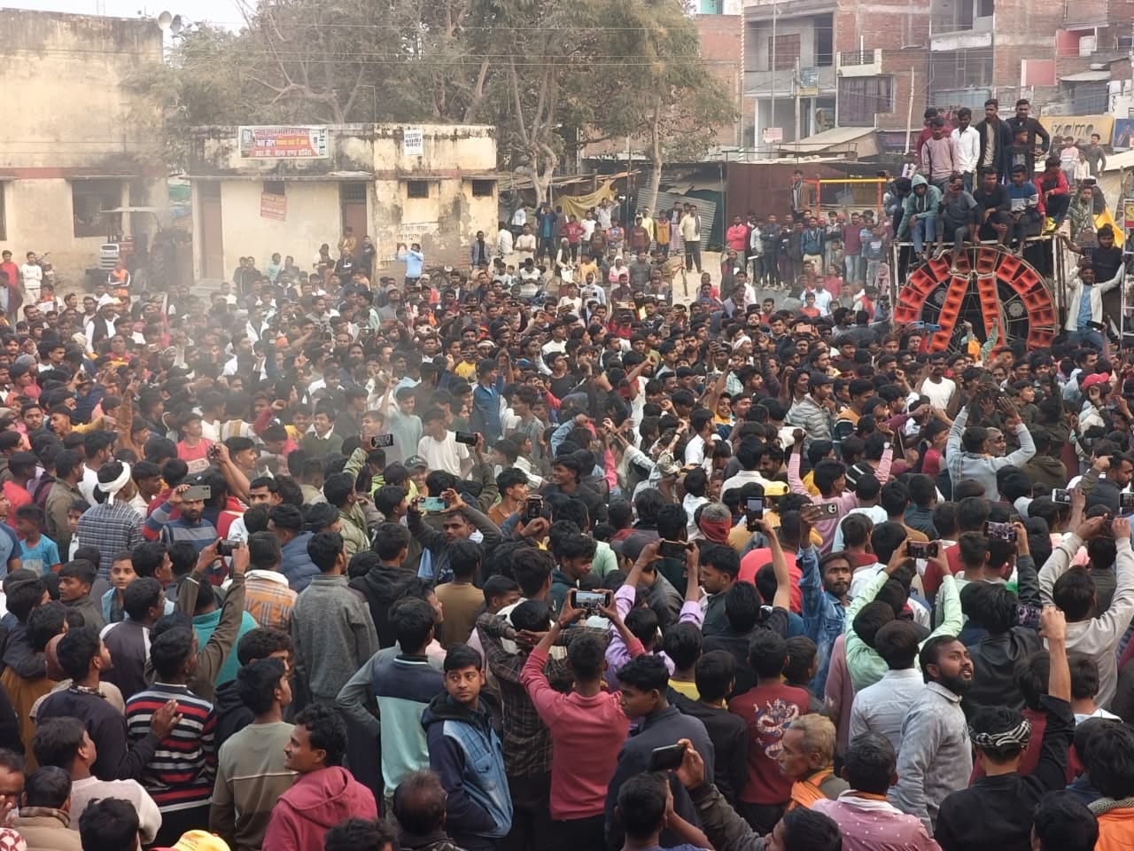 शानू को मैन ऑफ द मैच का सम्मान देते आयोजक व अतिथि। स्रोत- खिलाड़ी शानू को मैन ऑफ द मैच का सम्मान देते आयोजक व अतिथि। स्रोत- खिलाड़ी
