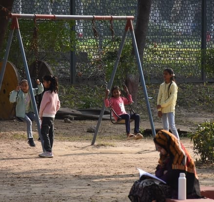 शनिवार को धूप खिली तो ग्लोब पार्क में घूमने आने वालों की संख्या भी ज्यादा नजर आई।