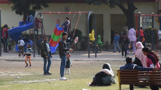 शनिवार को धूप खिली तो ग्लोब पार्क में घूमने आने वालों की संख्या भी ज्यादा नजर आई।