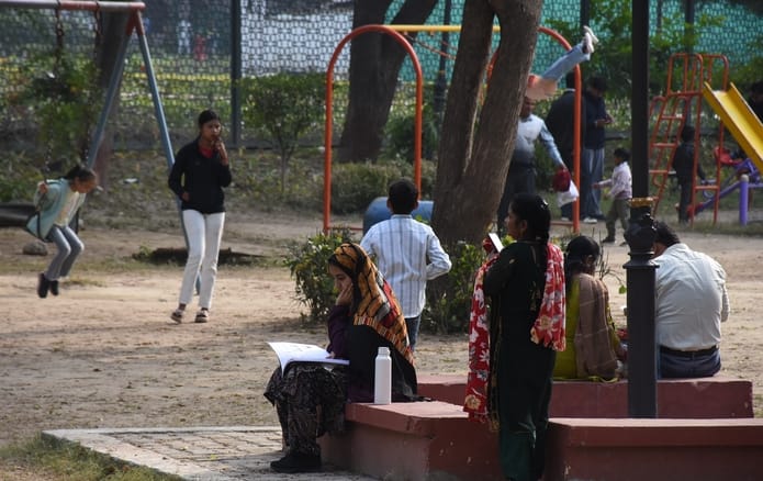 शनिवार को धूप खिली तो ग्लोब पार्क में घूमने आने वालों की संख्या भी ज्यादा नजर आई।