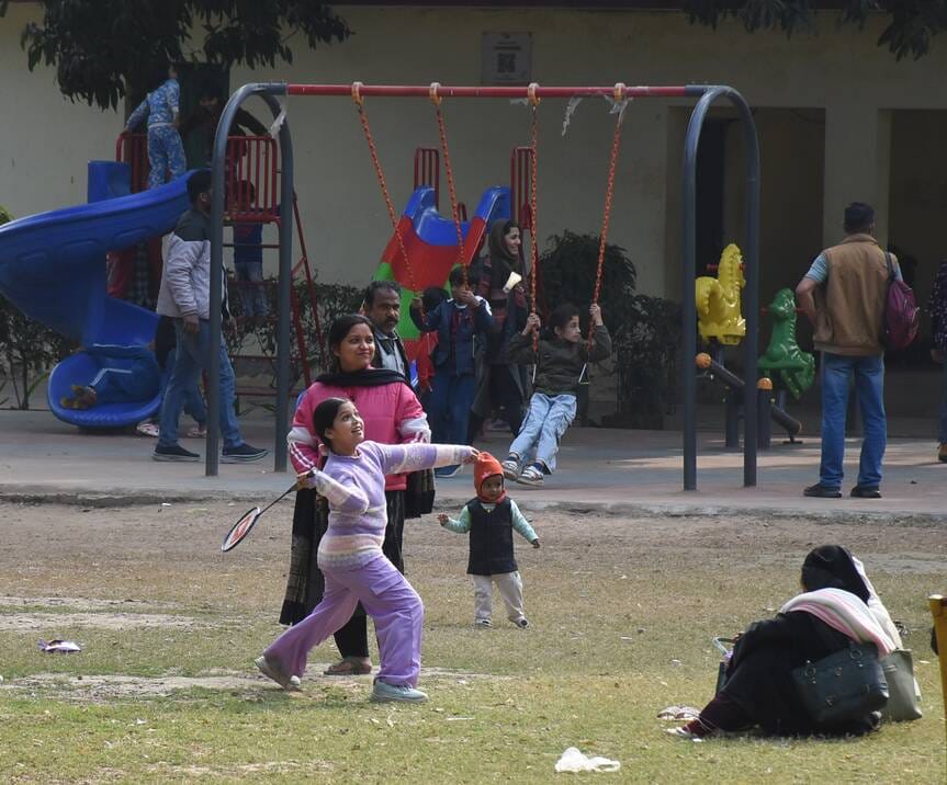 शनिवार को धूप खिली तो ग्लोब पार्क में घूमने आने वालों की संख्या भी ज्यादा नजर आई।