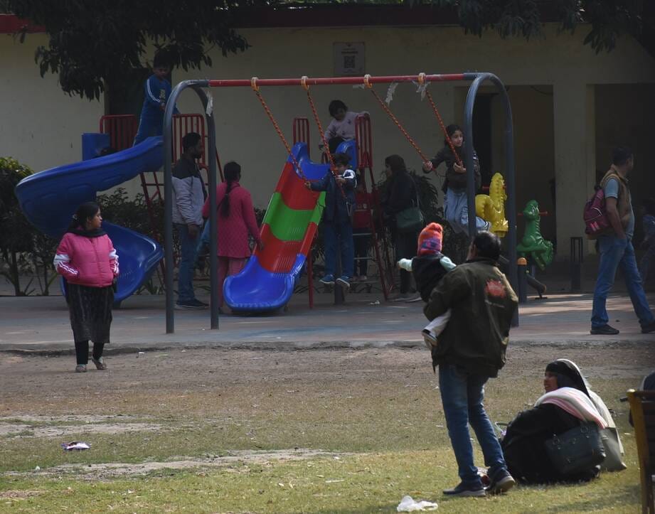 शनिवार को धूप खिली तो ग्लोब पार्क में घूमने आने वालों की संख्या भी ज्यादा नजर आई।
