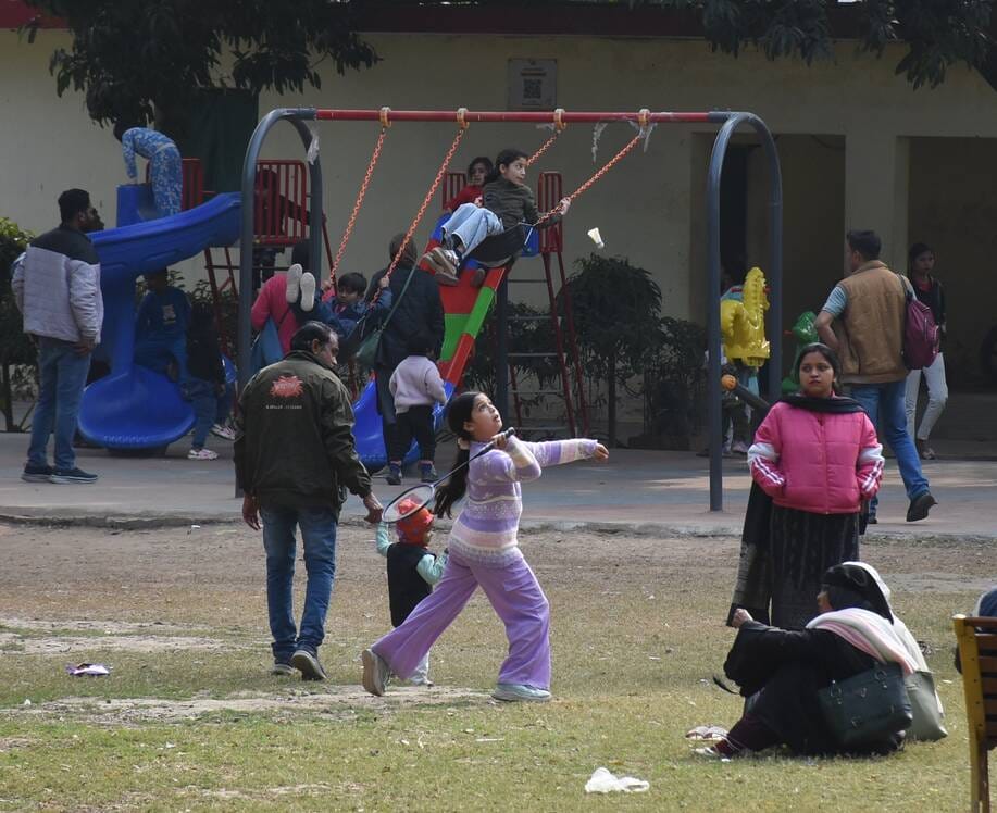 शनिवार को धूप खिली तो ग्लोब पार्क में घूमने आने वालों की संख्या भी ज्यादा नजर आई।