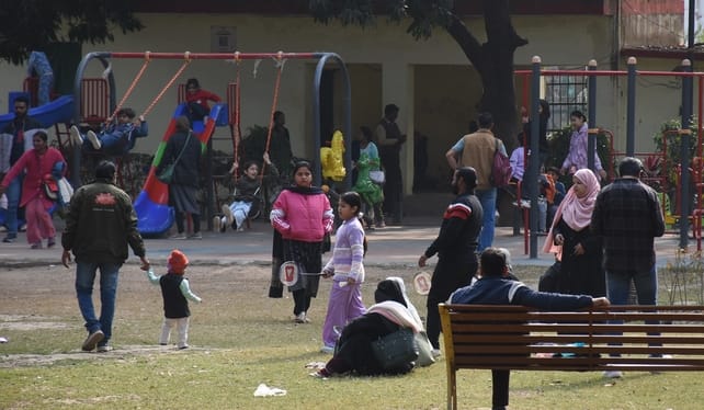 शनिवार को धूप खिली तो ग्लोब पार्क में घूमने आने वालों की संख्या भी ज्यादा नजर आई।