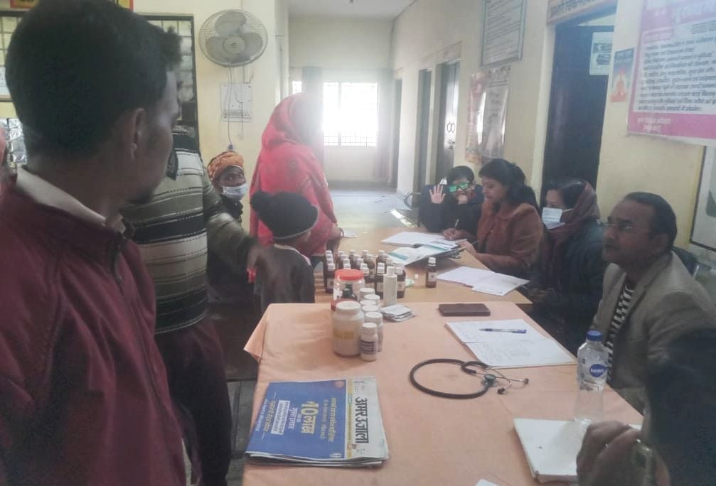 दबतोरी में लगे मुख्यमंत्री जन आरोग्य मेला में मौजूद स्टाफ व मरीज। संवाद