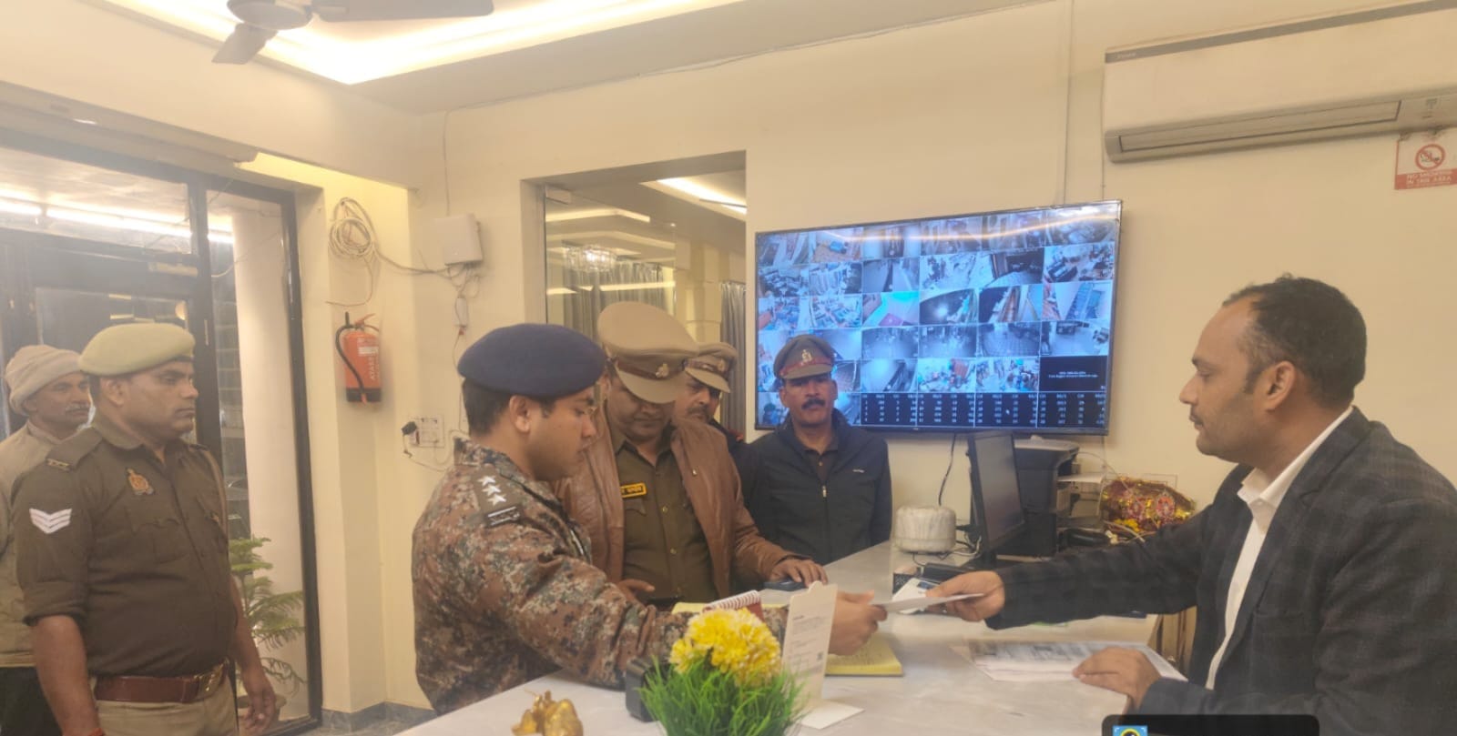 देर रात रेलवे स्टेशन पर जांच करती पुलिस-स्रोत पुलिस देर रात रेलवे स्टेशन पर जांच करती पुलिस-स्रोत पुलिस