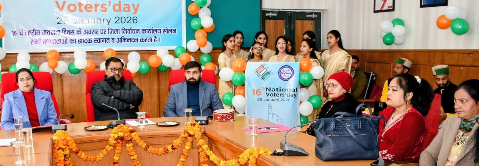 उपायुक्त कार्यालय में राष्ट्रीय मतदान दिवस पर युवा को एपिक कार्ड देते हुए। स्रोत: आईपीआर