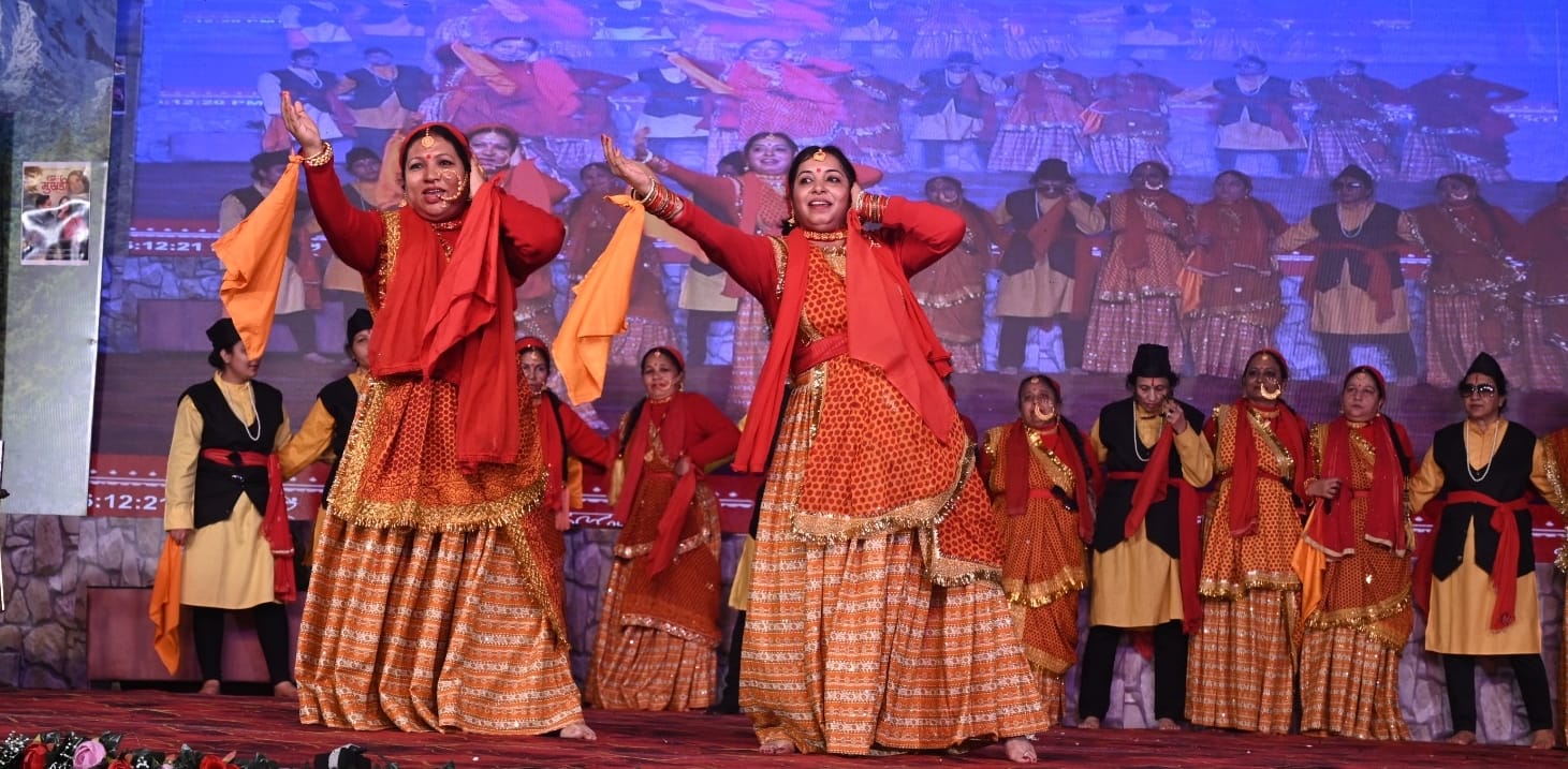  उत्तरायणी कौथिग के बारहवें दिन दर्शकों ने उत्तराखंड के लोकगीतों और सांस्कृतिक कार्यक्रमों का आ