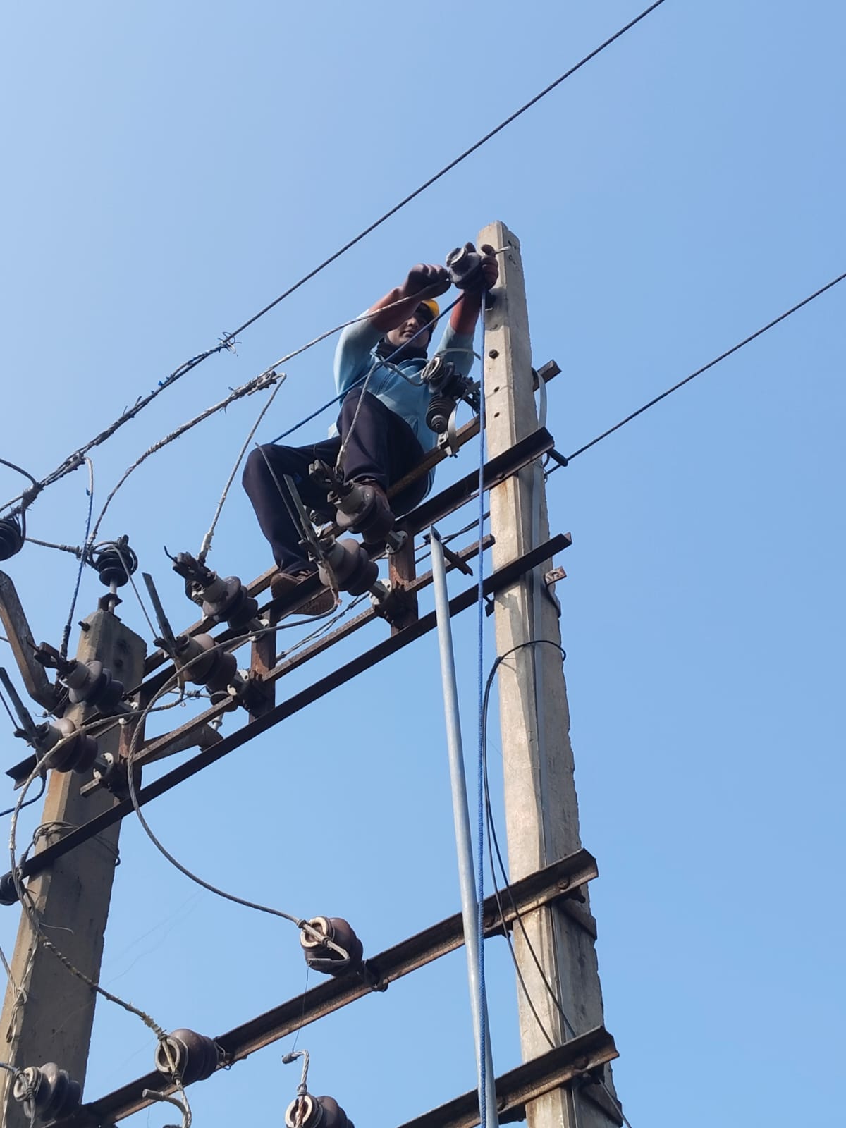 व्यासपुर की सरस्वती कॉलोनी में टूट कर गली में पड़ा तार। संवाद