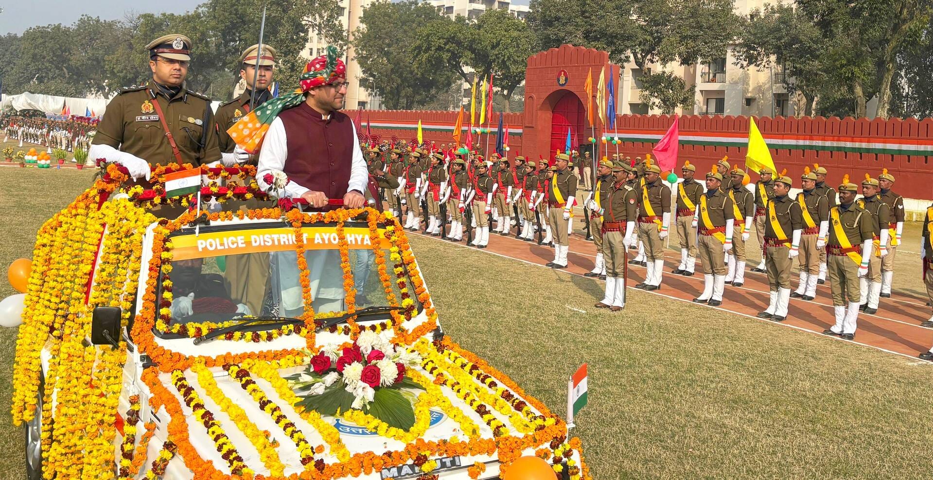 40-पुलिस लाइन ग्राउंड में गणतंत्र दिवस के अवसर पर आयोजित परेड में पुलिसकर्मियों की सलामी लेते अ