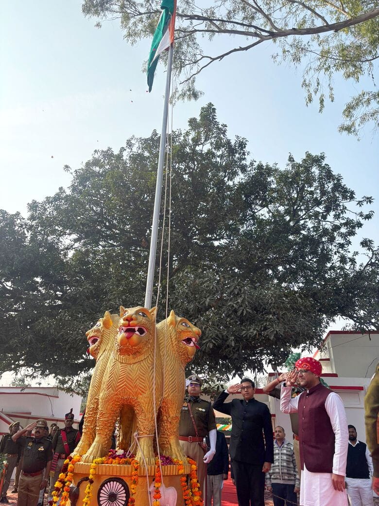 40-पुलिस लाइन ग्राउंड में गणतंत्र दिवस के अवसर पर आयोजित परेड में पुलिसकर्मियों की सलामी लेते अ