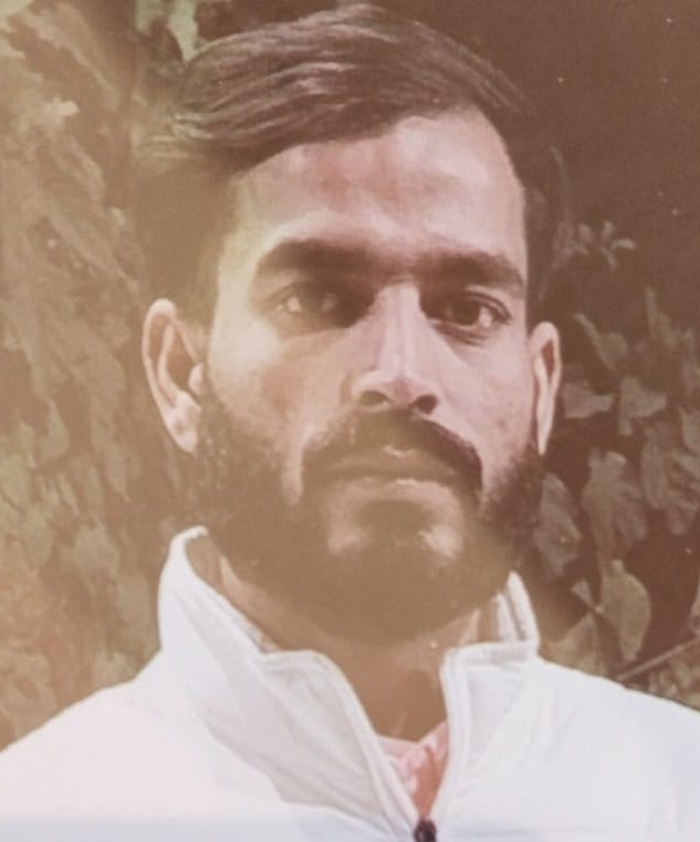 फोटो-25-बलरामपुर के टेढ़ी बाजार मोहल्ले में एसआईआर को लेकर चर्चा करते लोग।-संवाद