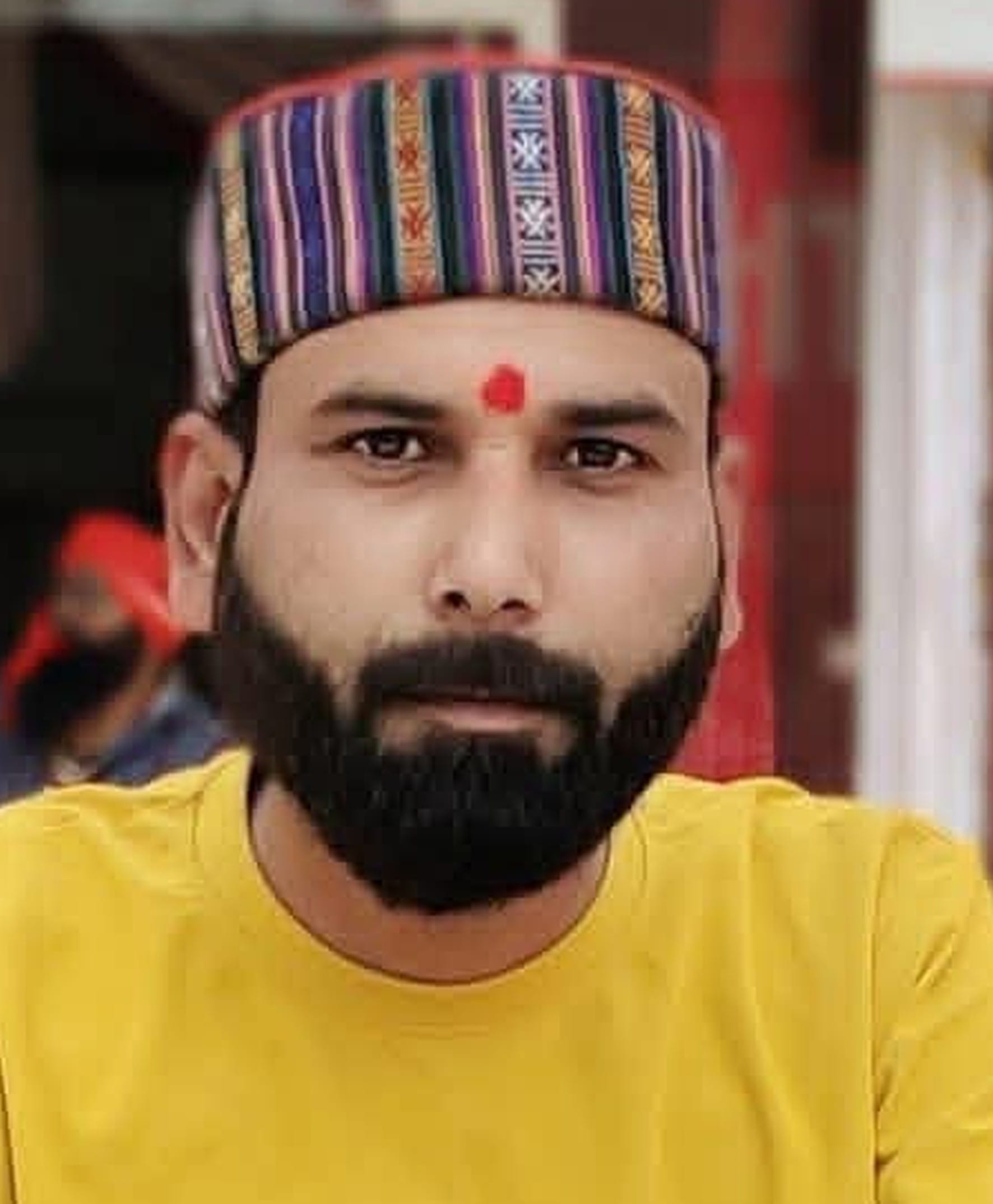 फोटो-25-बलरामपुर के टेढ़ी बाजार मोहल्ले में एसआईआर को लेकर चर्चा करते लोग।-संवाद