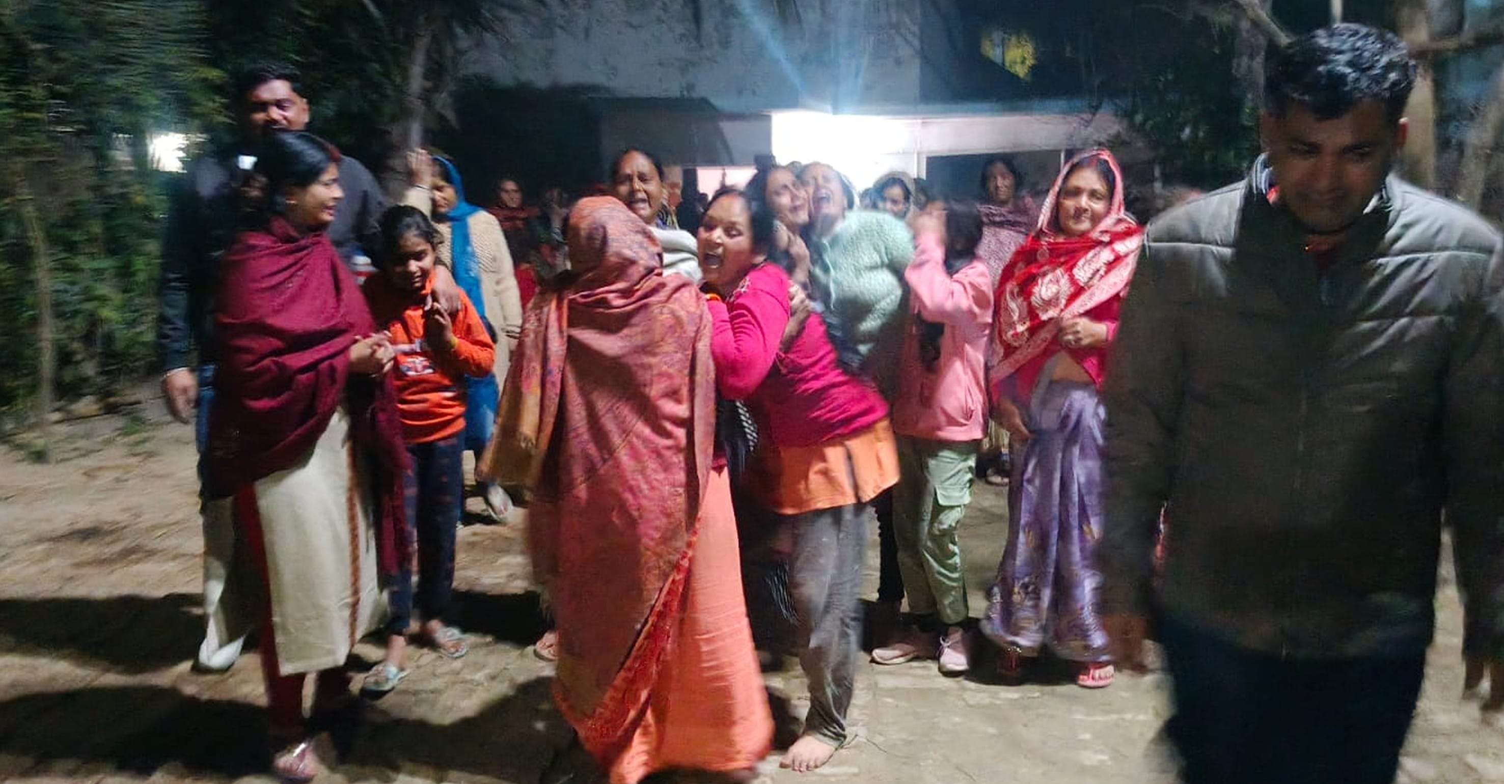 फोटो-25-बलरामपुर के टेढ़ी बाजार मोहल्ले में एसआईआर को लेकर चर्चा करते लोग।-संवाद