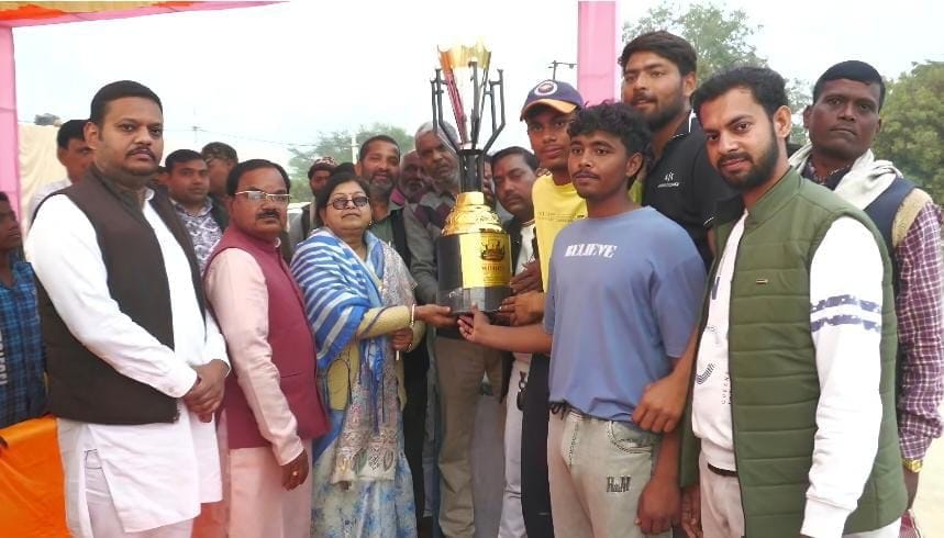 फोटो-31-ट्रॉफी लेते क्रिकेट टीम के कप्तान और अन्य खिलाड़ी।संवाद फोटो-31-ट्रॉफी लेते क्रिकेट टीम के कप्तान और अन्य खिलाड़ी।संवाद