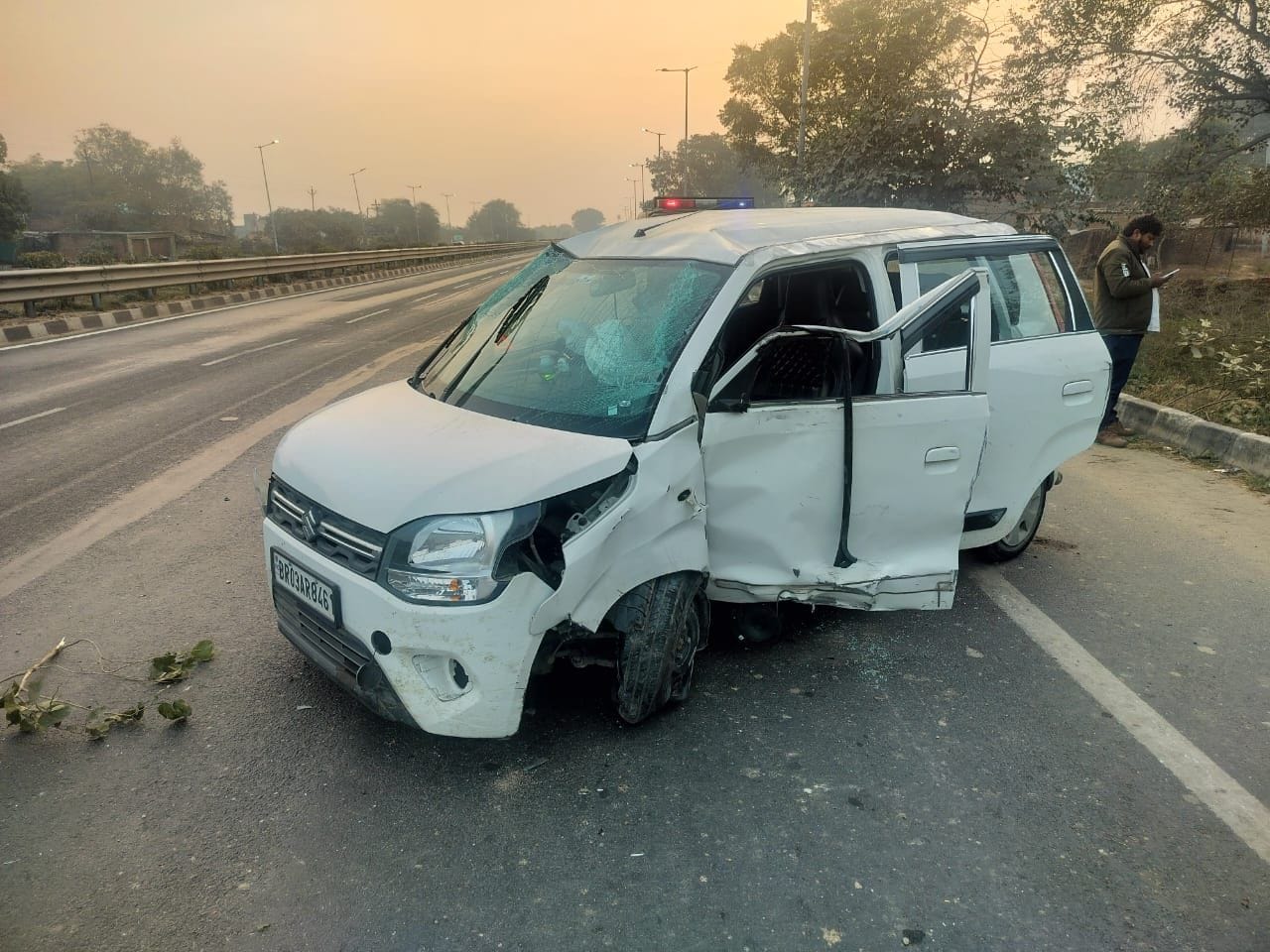 फोटो-4-हाईवे पर खड़ी क्षतिग्रस्त कार। संवाद फोटो-4-हाईवे पर खड़ी क्षतिग्रस्त कार। संवाद