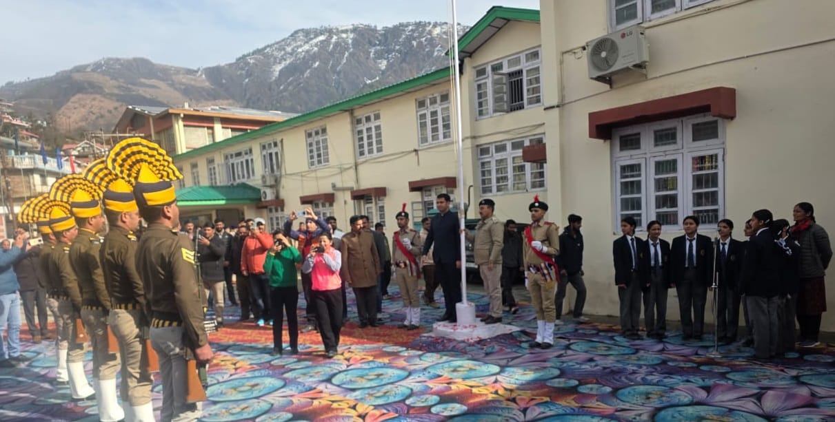 गणतंत्र दिवस के मौके पर रोहड़ू में नाटी डालते अधिकारी, कर्मचारी व अन्य। संवाद