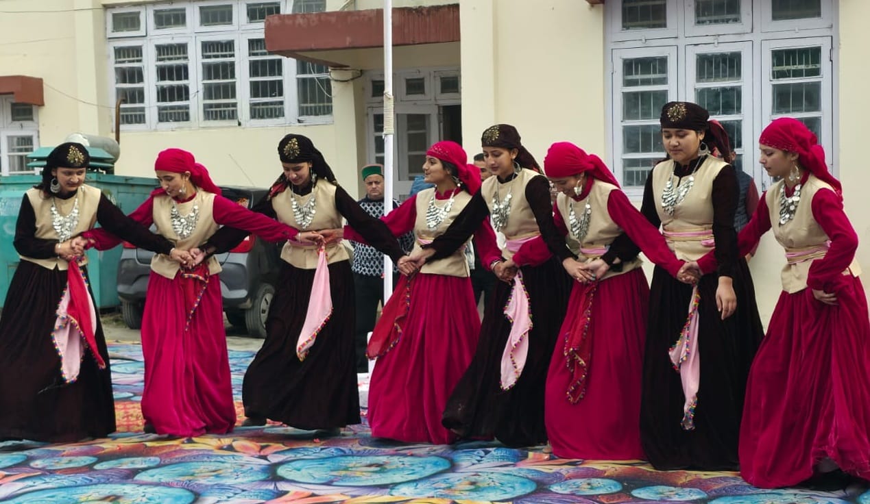 गणतंत्र दिवस के मौके पर रोहड़ू में नाटी डालते अधिकारी, कर्मचारी व अन्य। संवाद