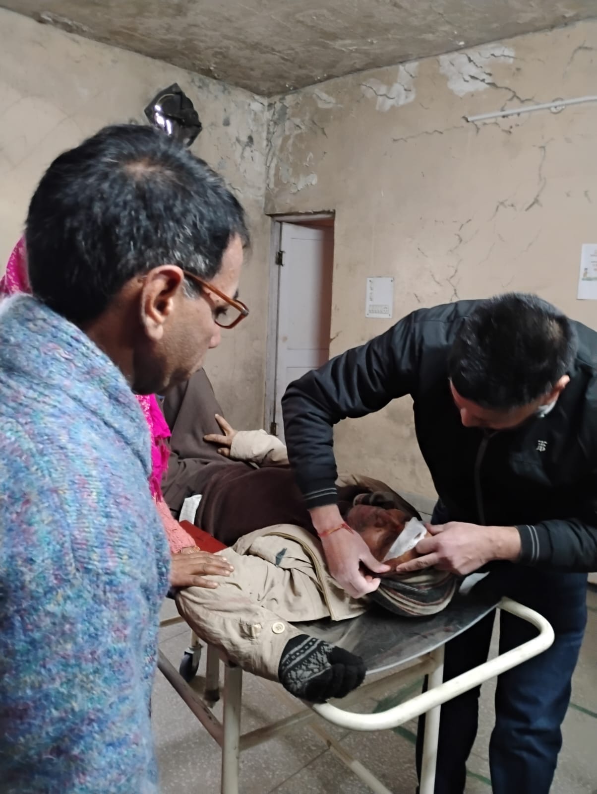 लंबागांव के तहत पहाड़ा में पलटी निजी स्कूल की बस के घायलों को खैरा अस्पताल में उपचार करते हुए ड