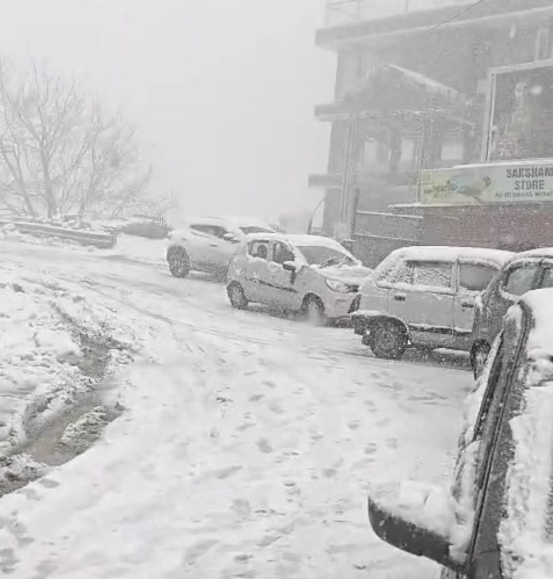 नारकंडा में मंगलवार को हुई ताजा बर्फबारी, यातायात अवरुद्ध। संवाद नारकंडा में मंगलवार को हुई ताजा बर्फबारी, यातायात अवरुद्ध। संवाद