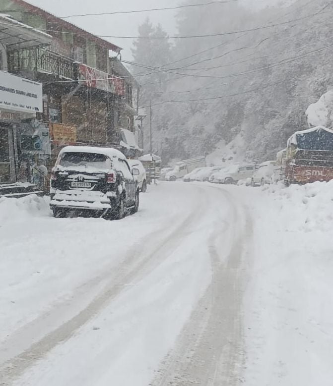 नारकंडा में मंगलवार को हुई ताजा बर्फबारी, यातायात अवरुद्ध। संवाद नारकंडा में मंगलवार को हुई ताजा बर्फबारी, यातायात अवरुद्ध। संवाद