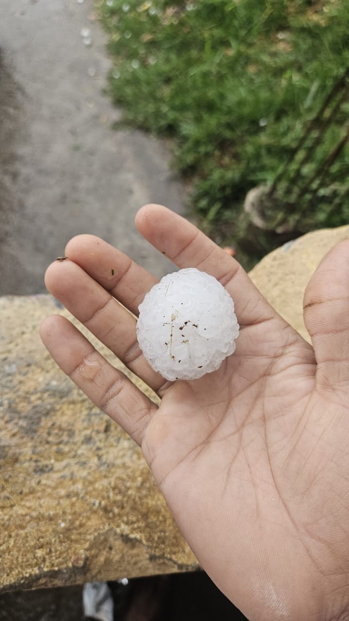 तेज बारिश के साथ हुई ओलावृष्टि।