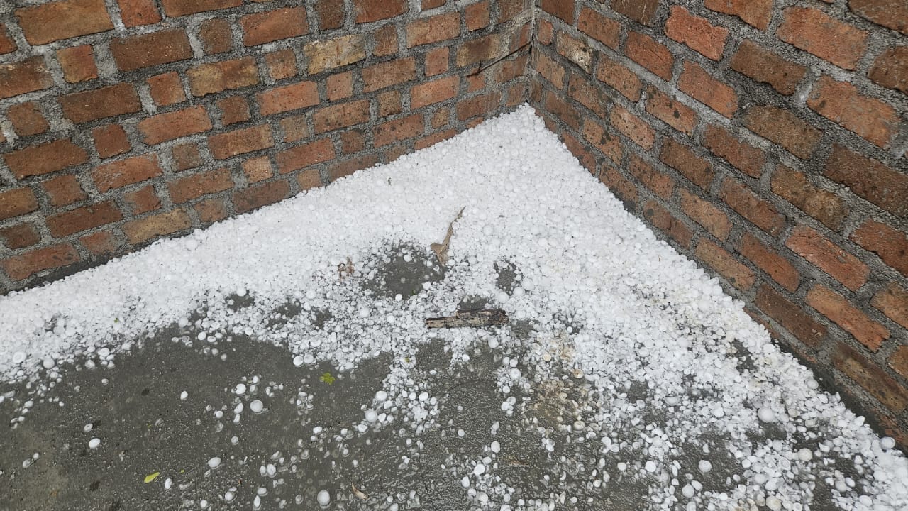 तेज बारिश के साथ हुई ओलावृष्टि।