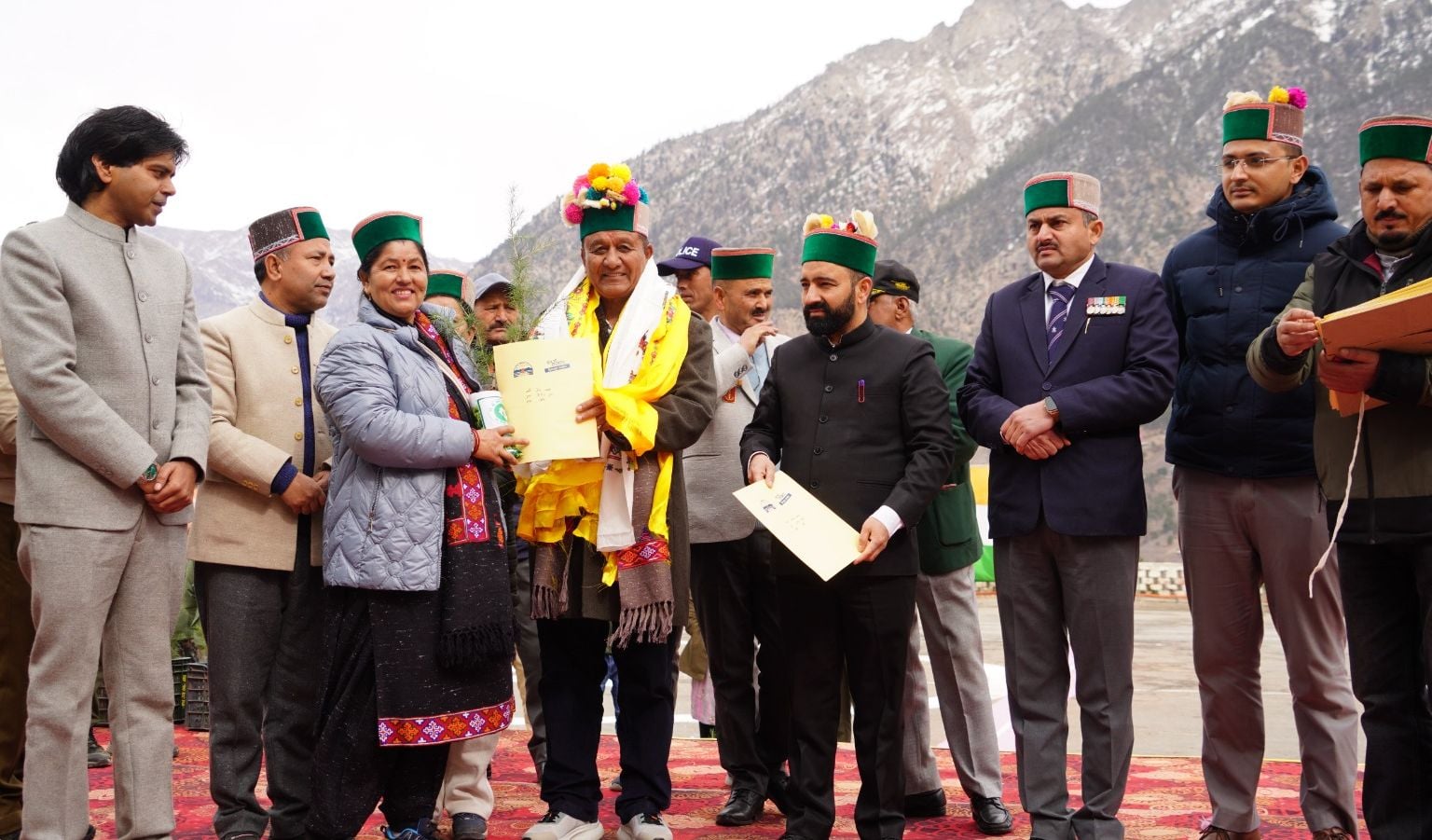 रिकांगपिओ में जिलास्तरीय गणतंत्र दिवस पर किन्नौर नृत्य पेश करती महिलाएं। स्रोत : डीपीआरओ रिकांगपिओ में जिलास्तरीय गणतंत्र दिवस पर किन्नौर नृत्य पेश करती महिलाएं। स्रोत : डीपीआरओ