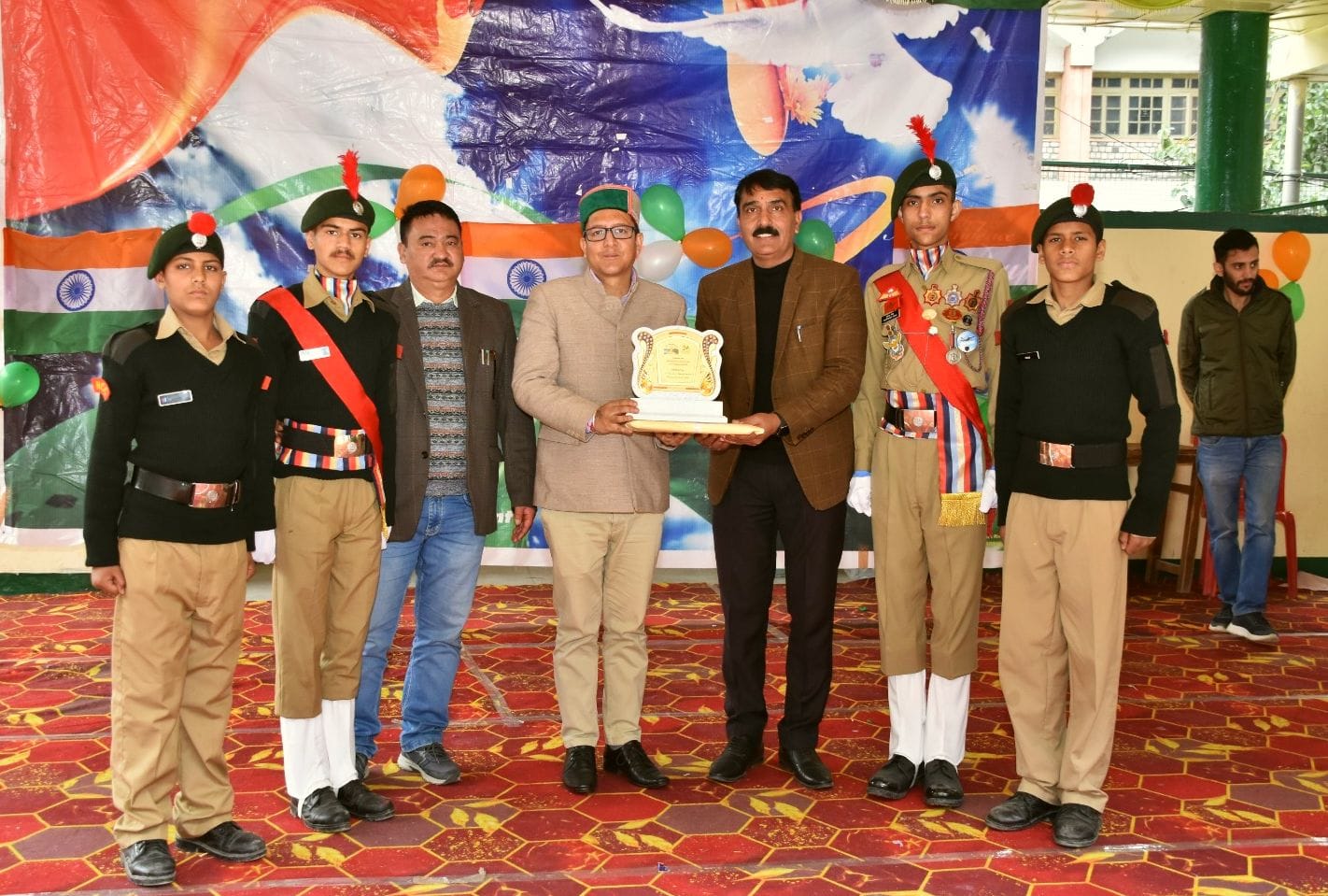 रामपुर में गणतंत्र दिवस समारोह में आयोजित परेड की सलामी लेते एसडीएम हर्ष अमरेंद्र सिंह। स्रोत :