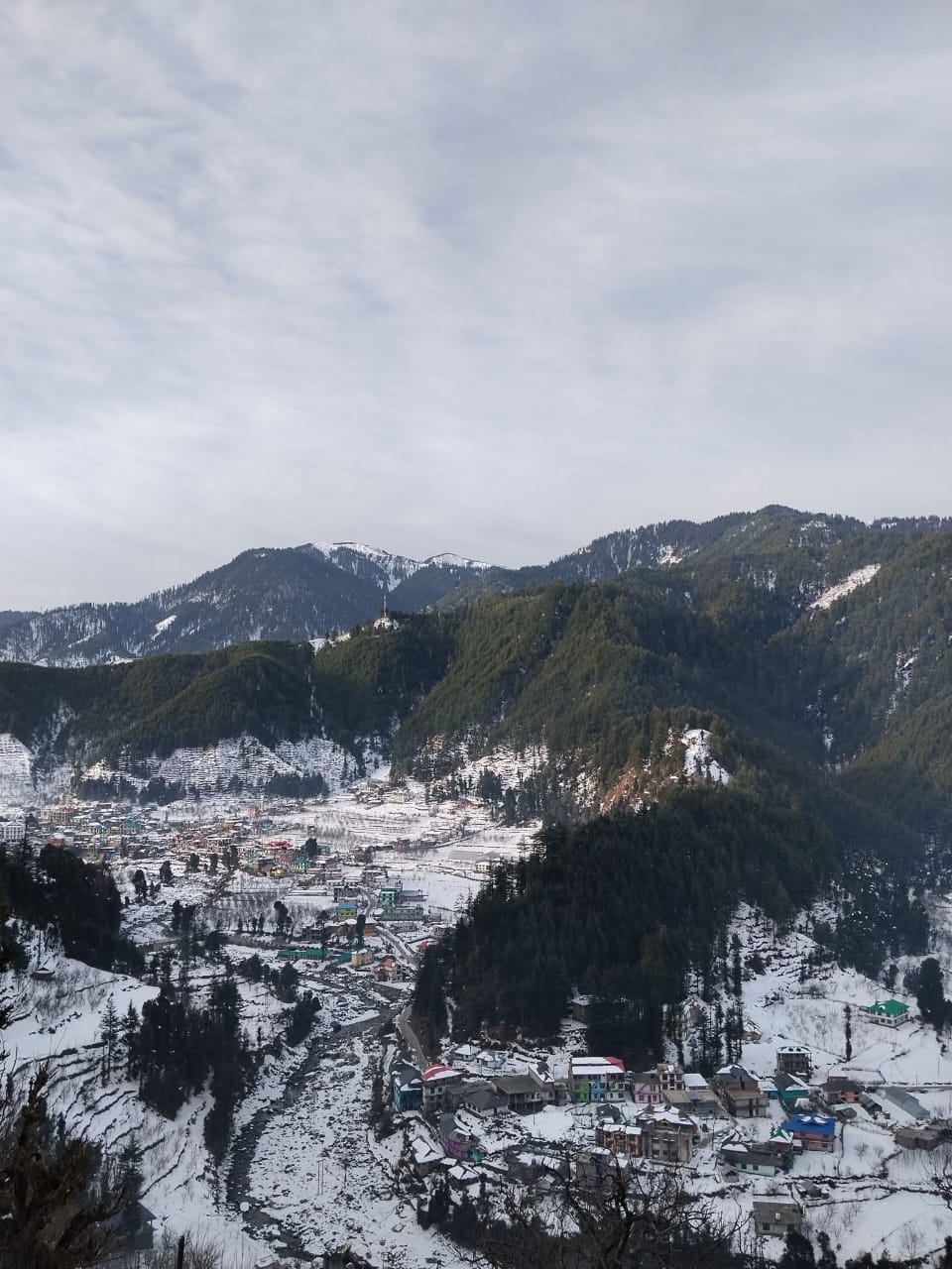 सराज में बर्फ के बीच बिजली आपूर्ति में जुटे कर्मी। स्त्रोत- जागरूक पाठक सराज में बर्फ के बीच बिजली आपूर्ति में जुटे कर्मी। स्त्रोत- जागरूक पाठक