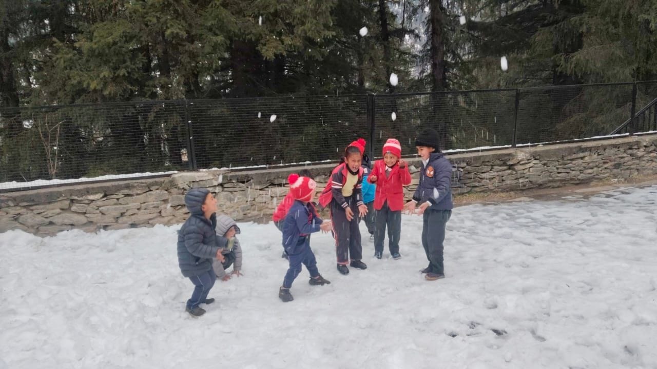 वरिष्ठ माध्यमिक पाठशाला खनाग में आग सेंकते बच्चे। संवाद वरिष्ठ माध्यमिक पाठशाला खनाग में आग सेंकते बच्चे। संवाद